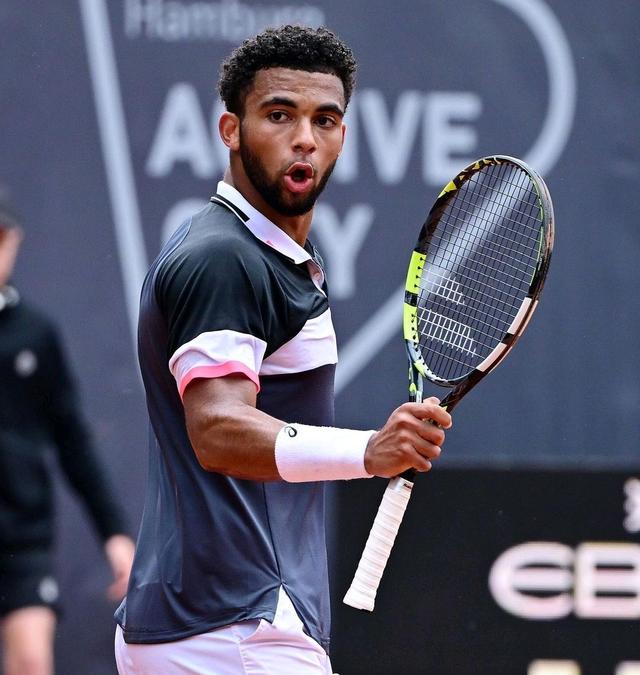 美国网球队完胜西班牙网球队，西西帕斯爆发神勇的简单介绍