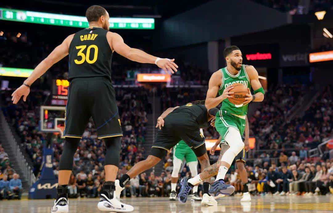 勇士全队紧密合作避免失误成功卫冕冠军 勇士全队紧密合作避免失误成功卫冕冠军