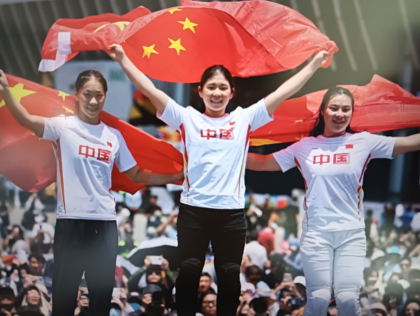 运动员们实力出击，诠释体育精神