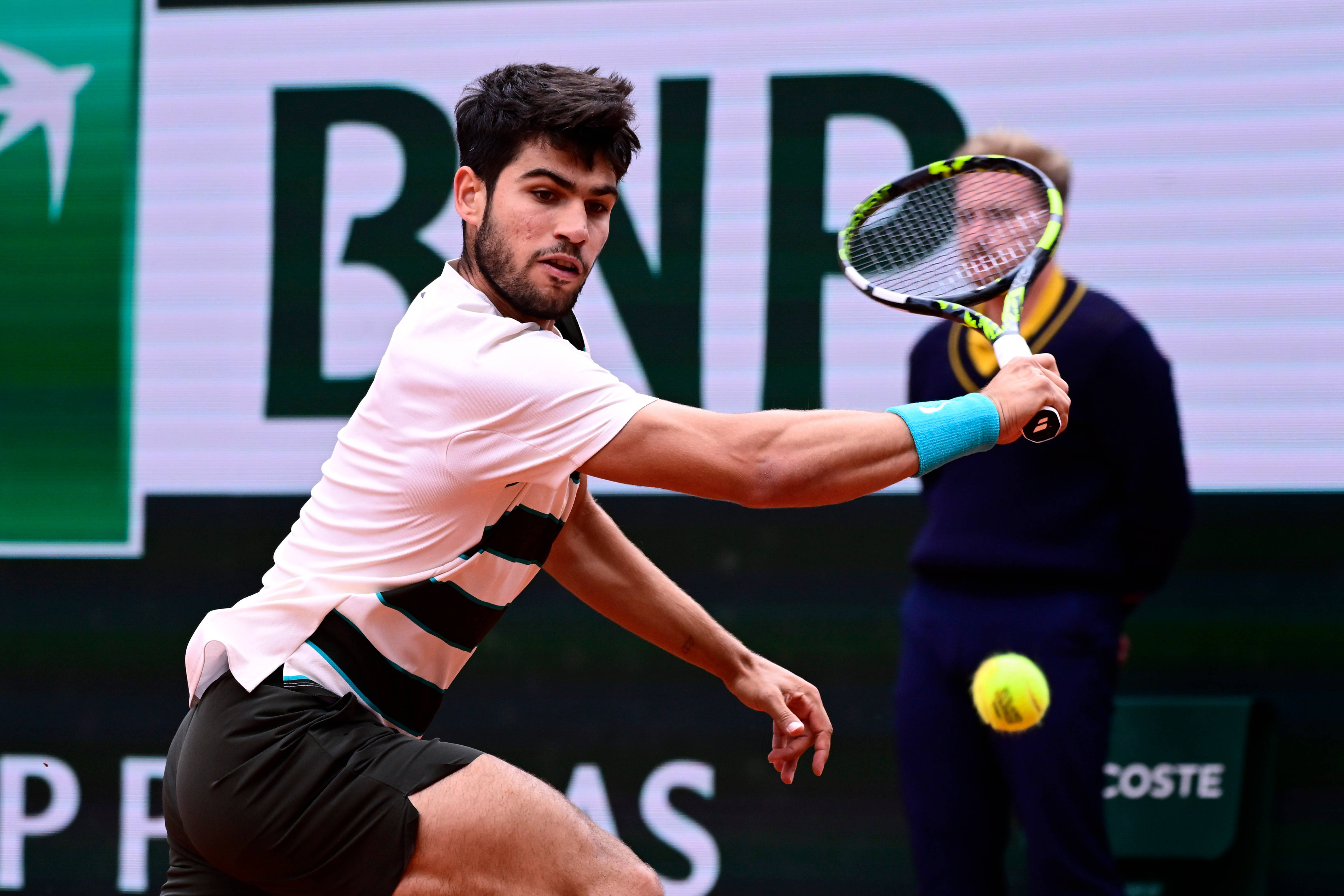 包含法国网球队绝地反击世界网球队，阿尔卡拉斯送出助攻的词条