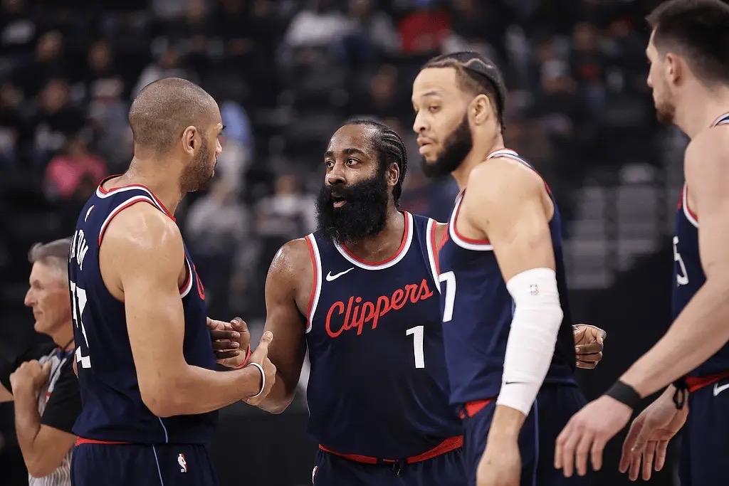 包含勇士主场胜出，快船三连败告终的词条