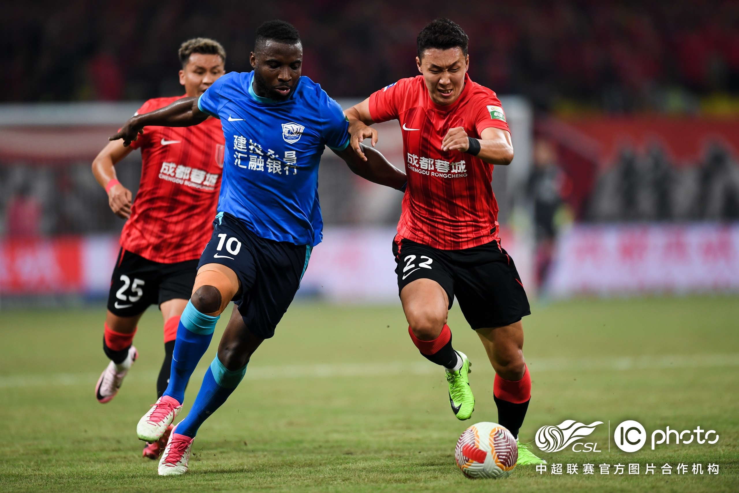 雄狮队在比赛中击败对手，取得胜利