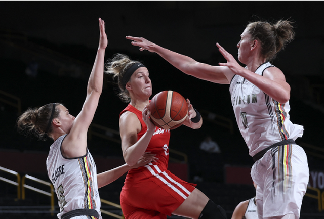 美国女篮成功卫冕,西班牙女篮屈居亚军 美国女篮成功卫冕,西班牙女篮屈居亚军