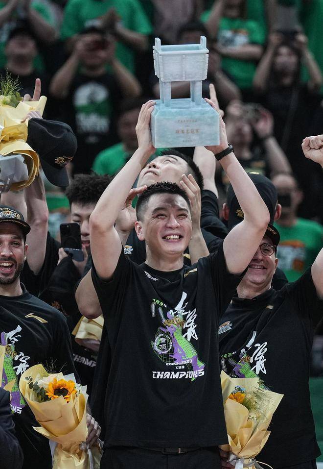 阿尔滕巴赫主场告捷，赢得球迷喝彩