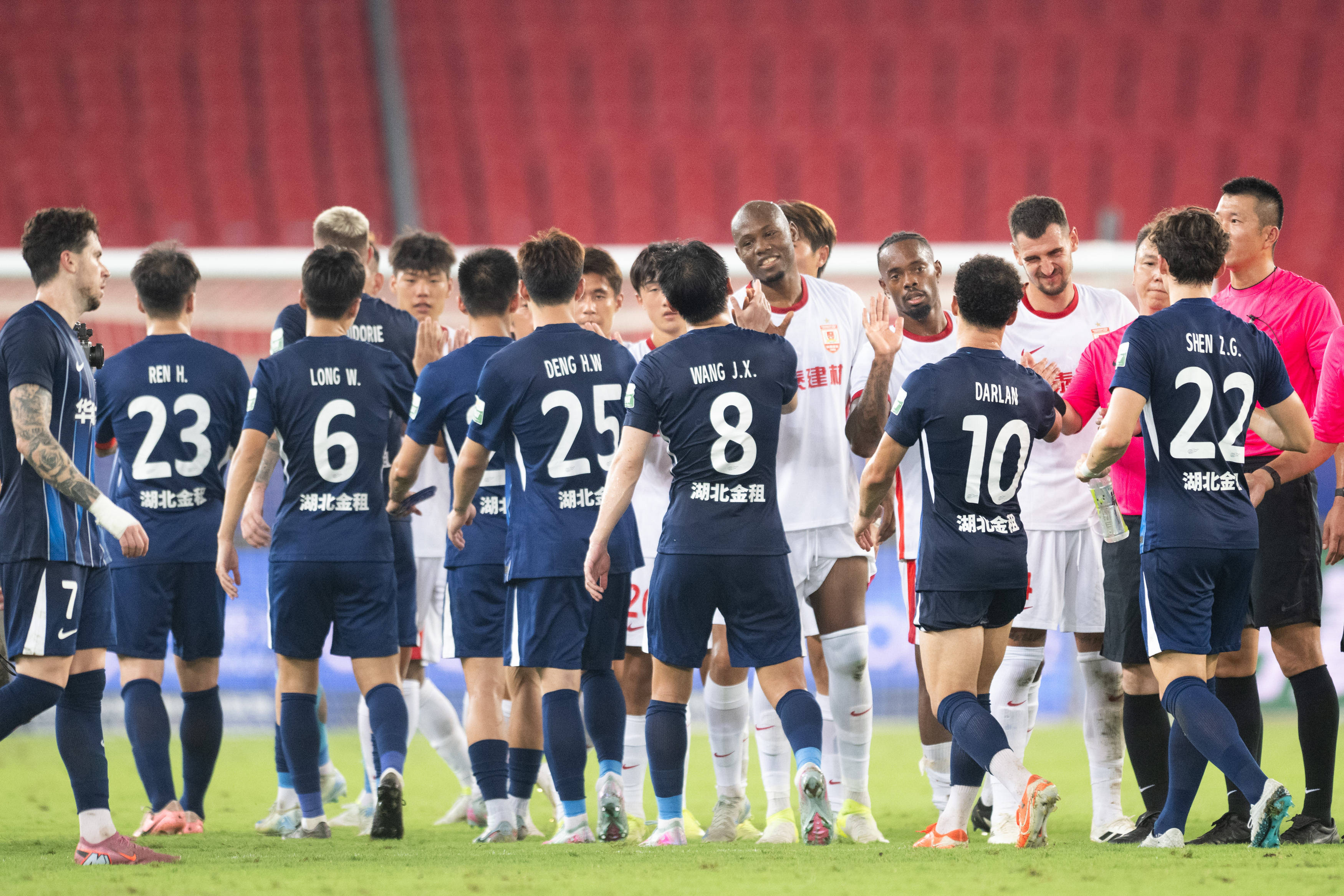 精彩的体育比赛中球队获得了令人惊叹的胜利