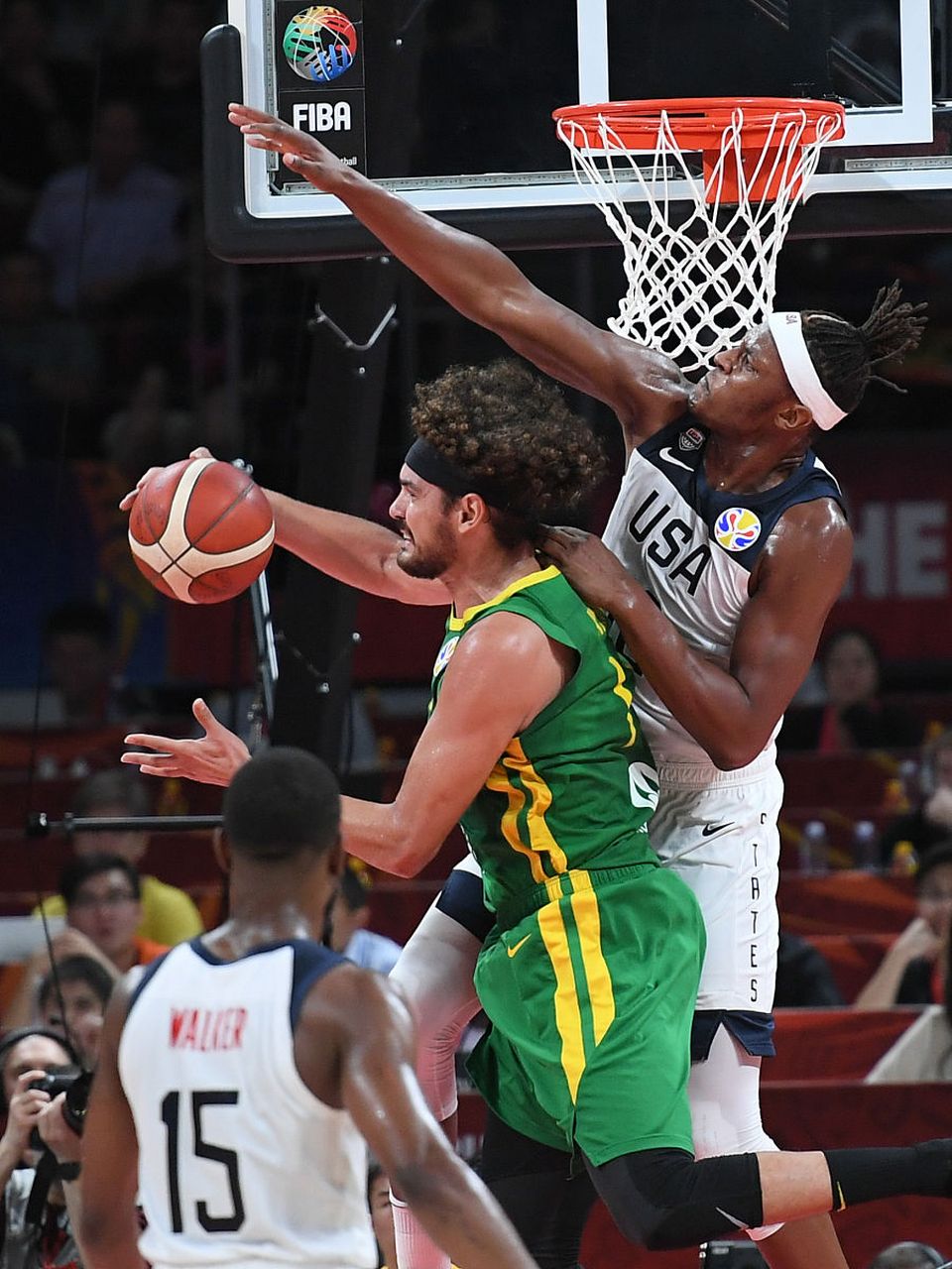 澳大利亚男篮赢得与立陶宛队的激烈对决的简单介绍