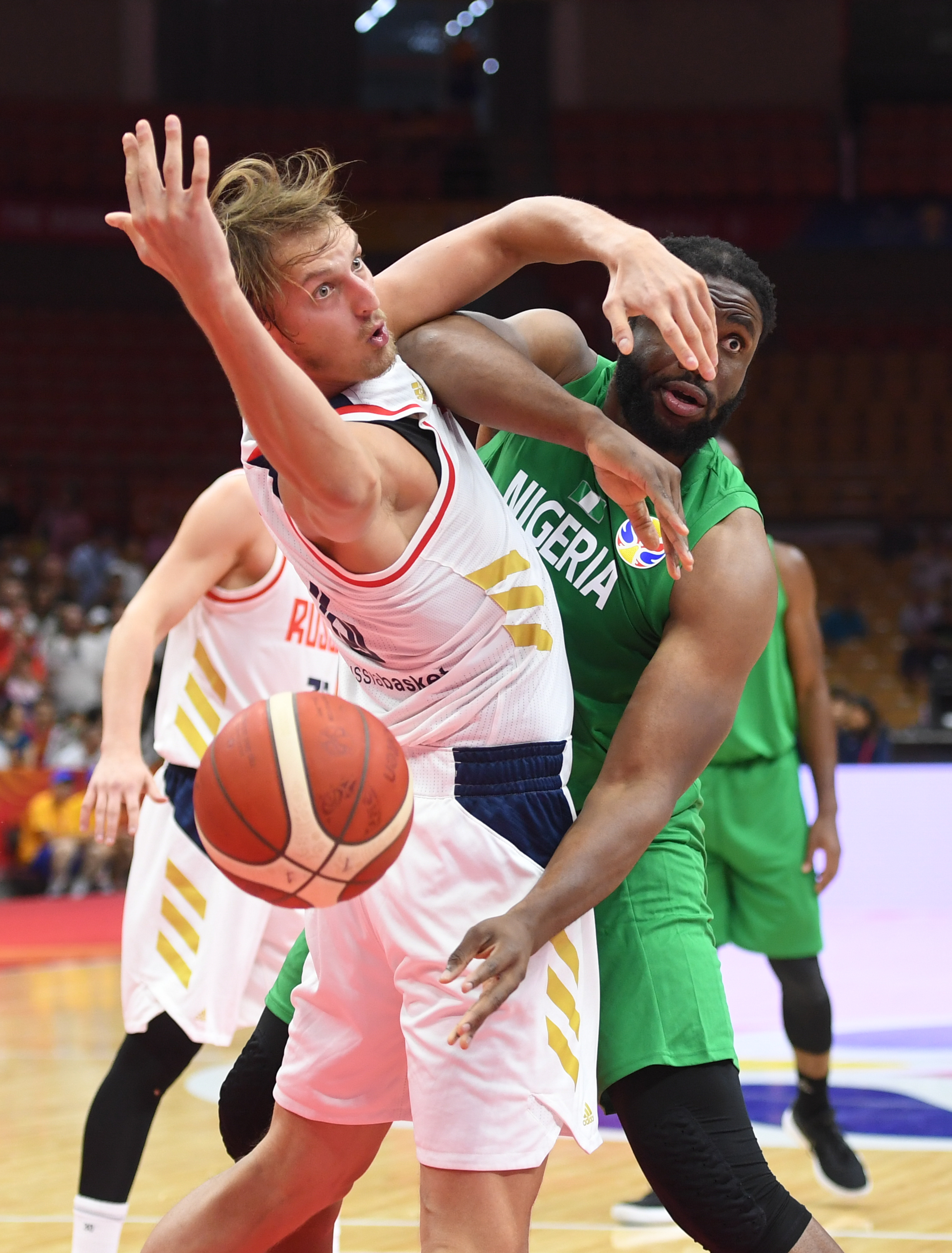 包含篮球明星将在俄罗斯进行球技展示的词条