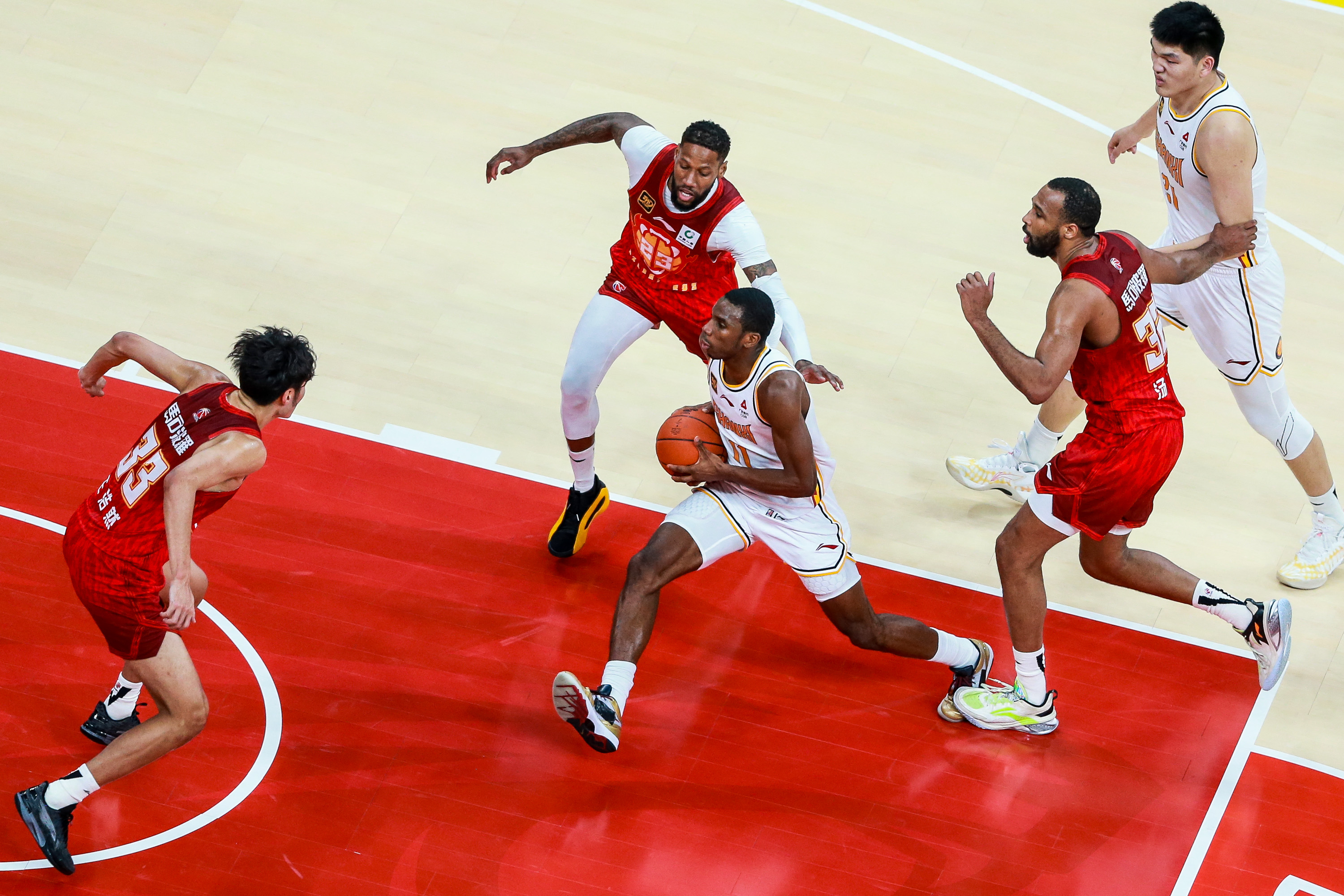 中国篮球赛事激情迸发，硝烟弥漫