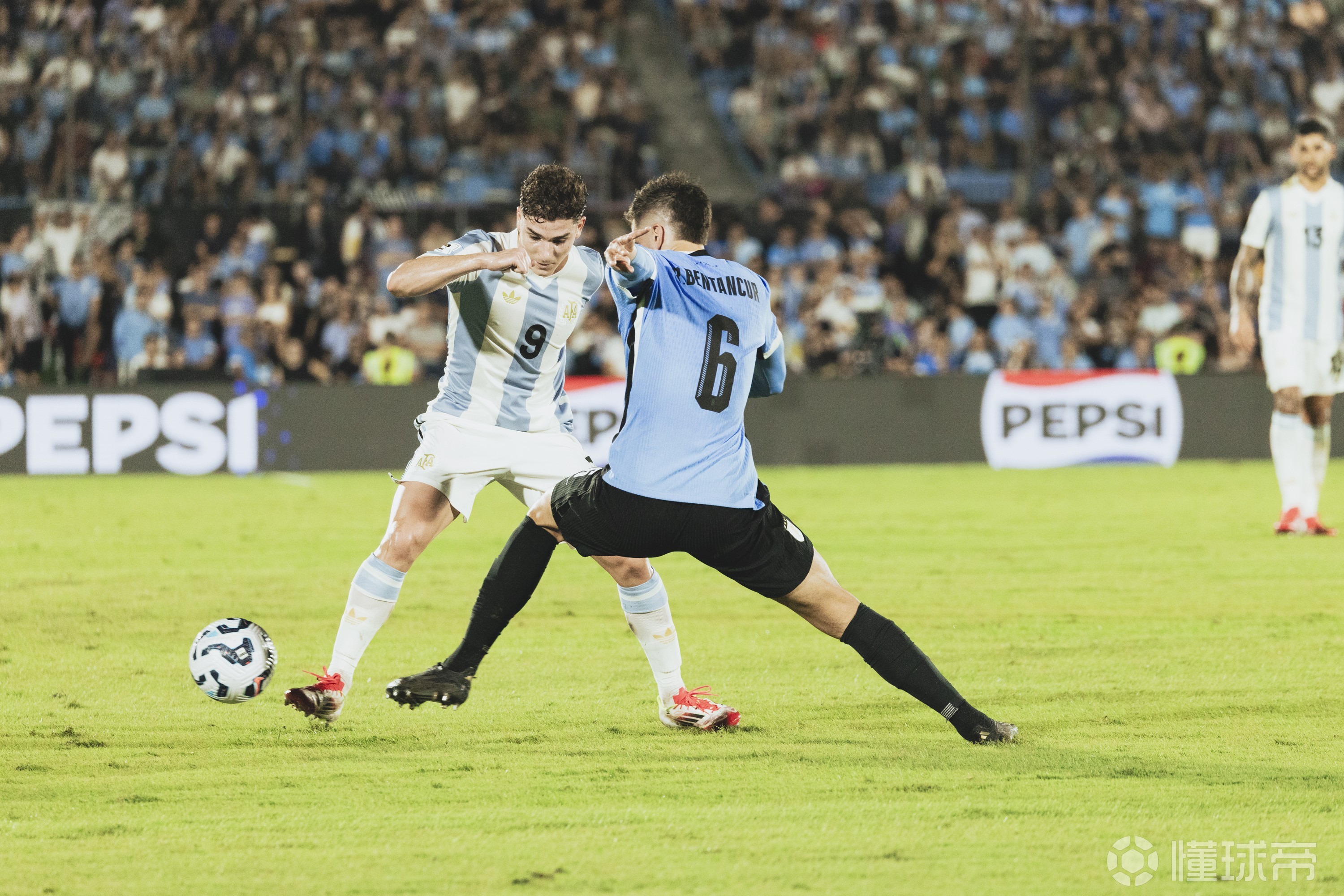 关于瑞典爆冷乌拉圭，阿尔瓦雷斯爆发神勇的信息