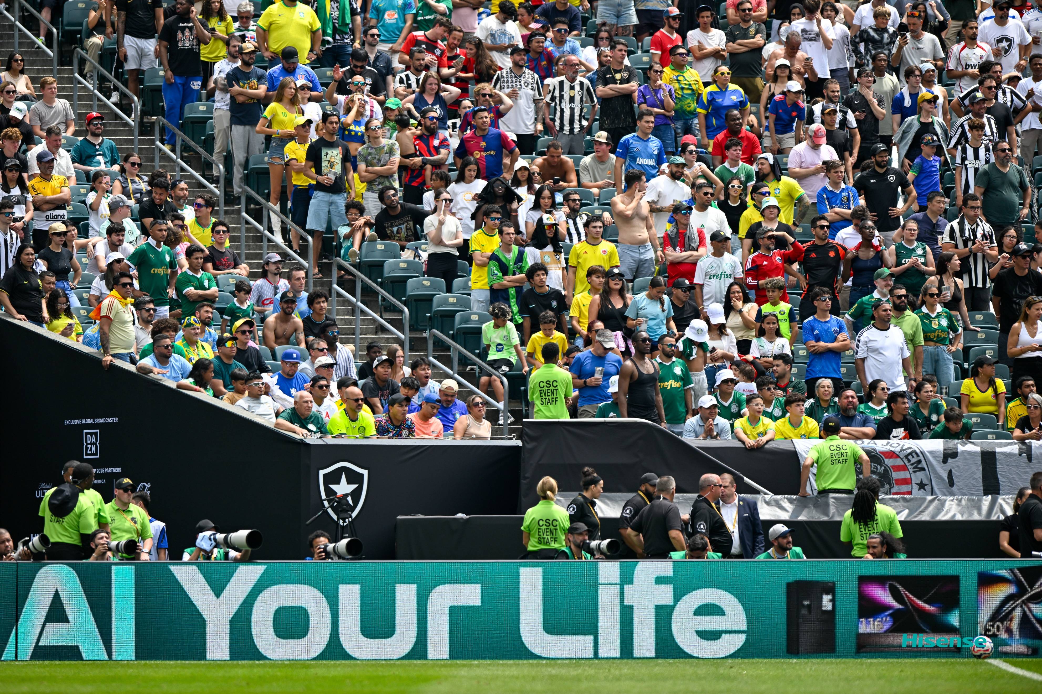 年轻球员在比赛中崭露头角赢得赞誉 年轻球员在比赛中崭露头角赢得赞誉