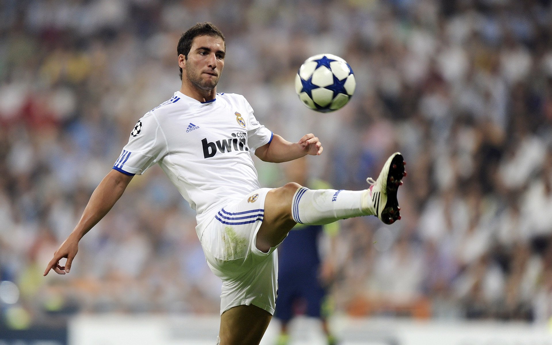 凯恩的救赎之夜，欧冠决赛连击拉开永恒差距