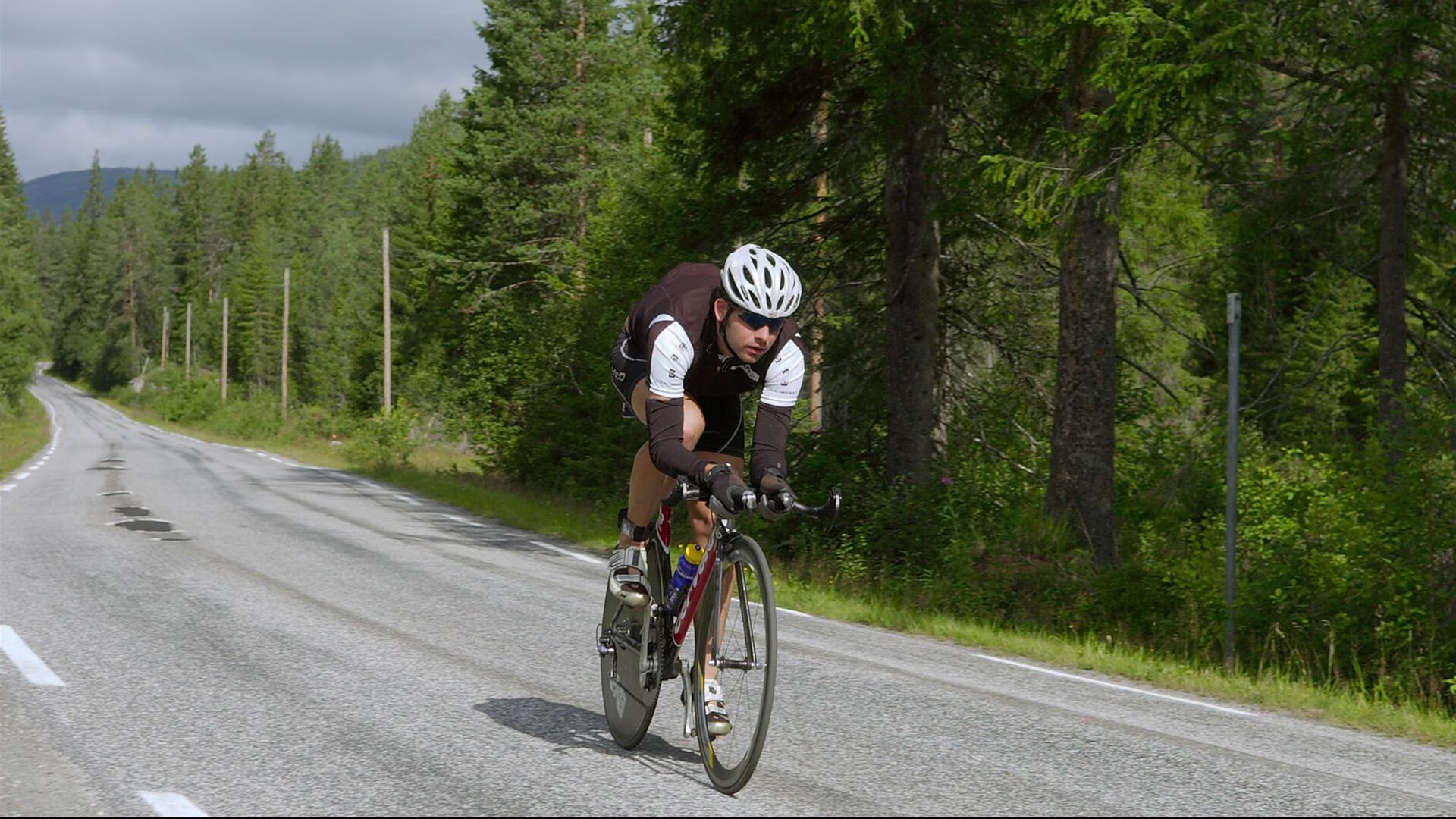 范弗利特冠军级掌控力定乾坤，灰熊险胜鹈鹕展露季后赛獠牙
